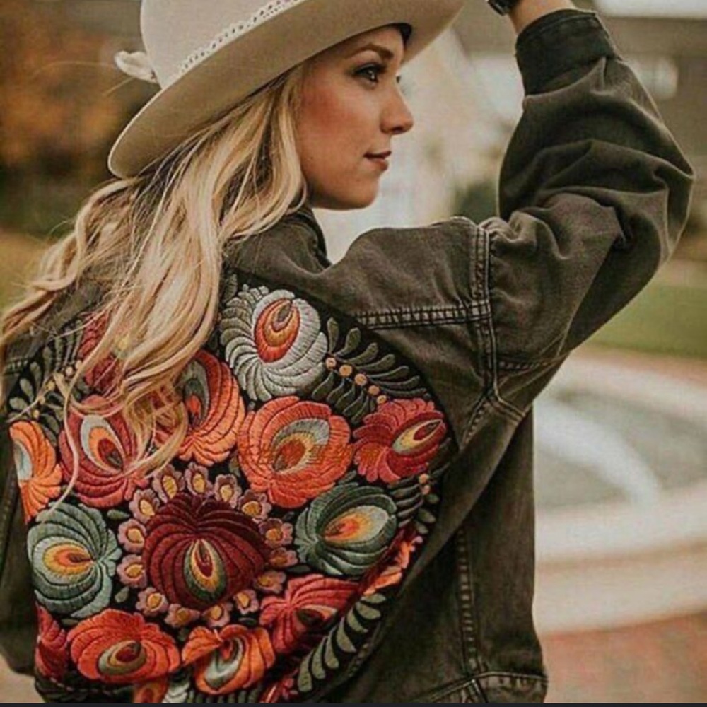 FREE PEOPLE Oversized Embroidered Back Denim Jacket Size M/L - Picture 6 of 16